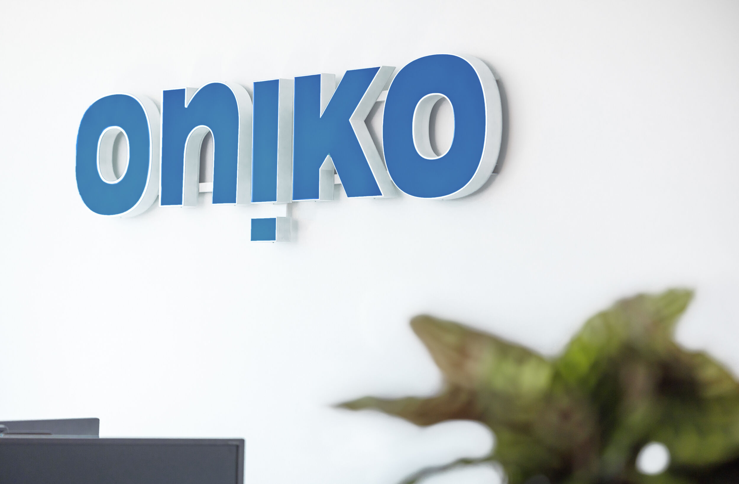 Wall with logo of oniko personalverleih