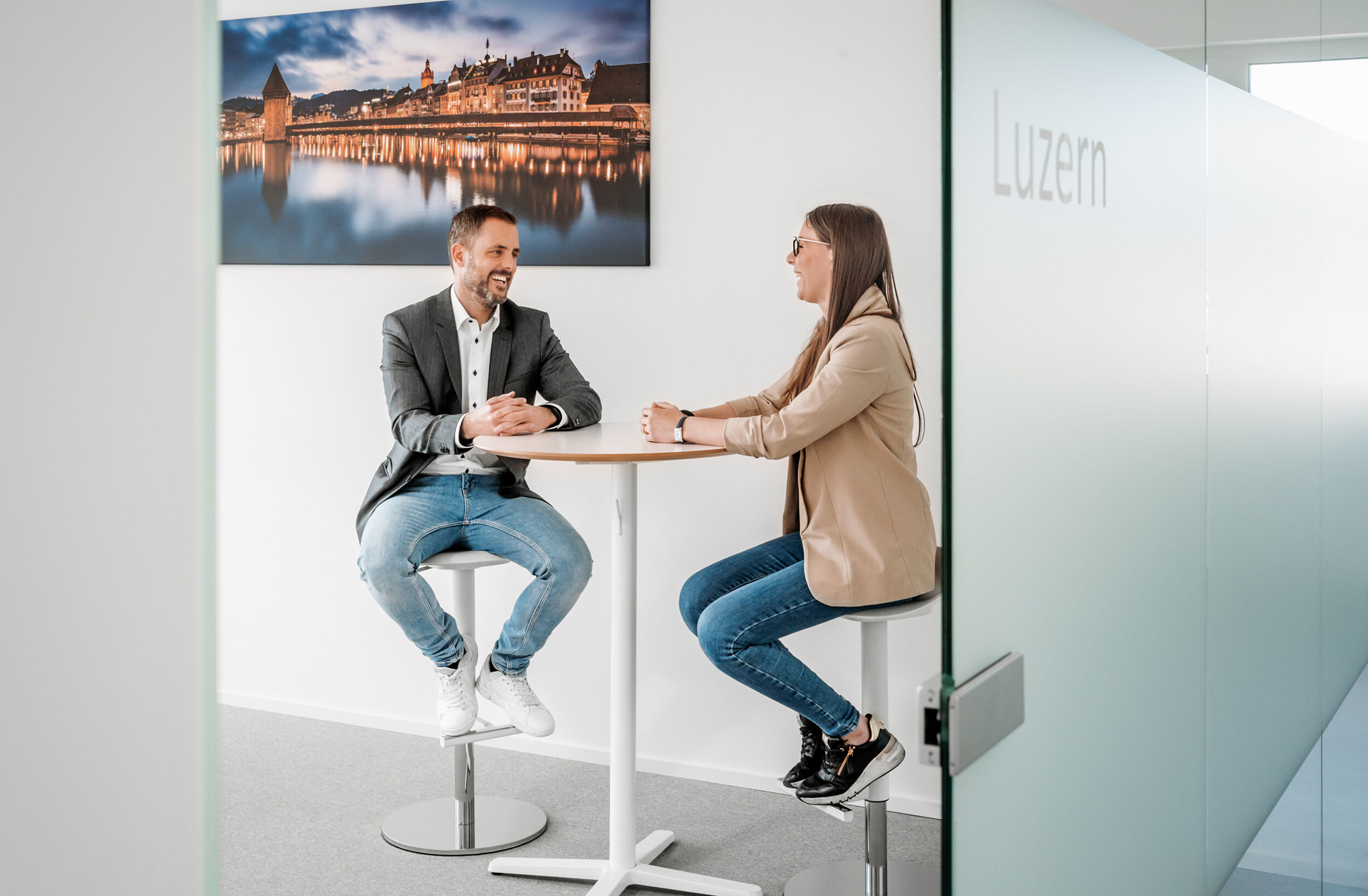 People talking happily at Oniko Personalverleih