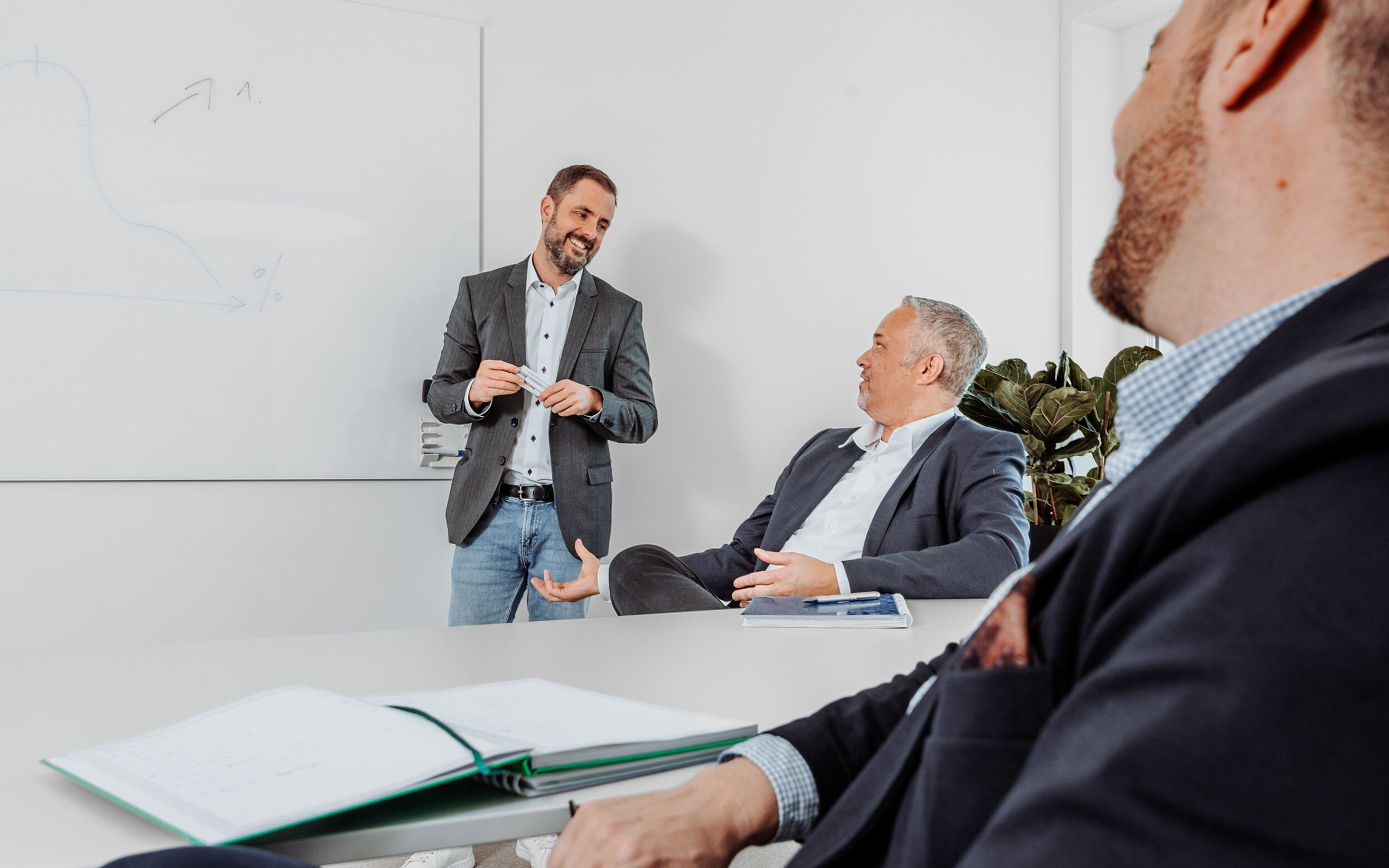 People in meeting room at Oniko Personalverleih 2